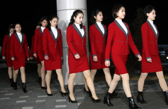 [올림픽] 줄지어 만찬장 이동하는 북한 응원단