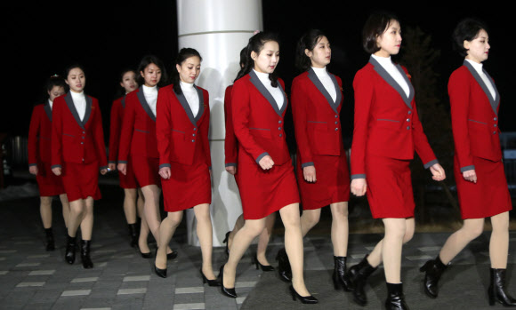 [올림픽] 줄지어 만찬장 이동하는 북한 응원단