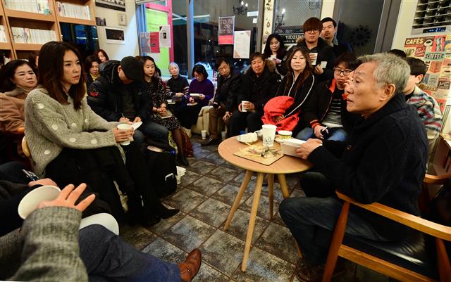 경기 일산 주민인 황석영(오른쪽) 작가는 든든한 동네책방 지킴이다. 지난 1일에도 일산 ‘책방 이듬’에서 “(책방이)망하면 안 된다”며 독자 강연회를 자청했다.  정연호 기자 tpgod@seoul.co.kr
