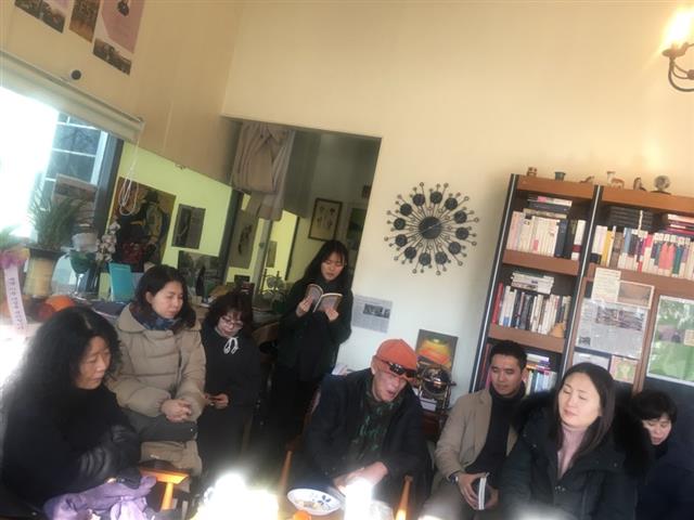 ‘책방 이듬’의 주말 모임에서 황인숙(왼쪽) 시인을 둘러싸고 시집을 읽는 사람들.  정연호 기자 tpgod@seoul.co.kr