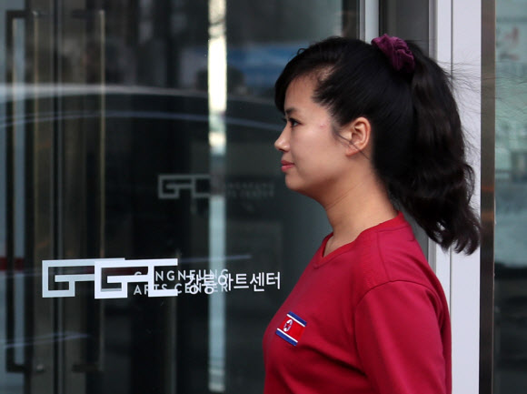 현송월 삼지연관현악단장이 8일 오후 열리는 공연을 앞두고 강릉아트센터를 방문하고 있다.  연합뉴스