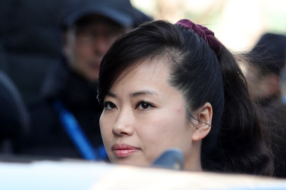 8일 오후 현송월 삼지연관현악단장이 북측 예술단 공연을 앞두고 강릉아트센터로 이동하고 있다.  연합뉴스