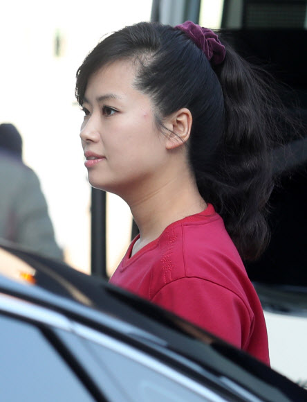 8일 오후 현송월 삼지연관현악단장이 북측 예술단 공연을 앞두고 강릉아트센터로 이동하고 있다.  연합뉴스