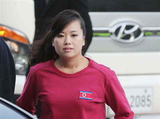 현송월 북한 삼지연관현악단 단장이 예술단 첫 공연을 앞두고 8일 오후 강원 강릉시 교동 강릉아트센터로 들어서고 있다.  뉴스1