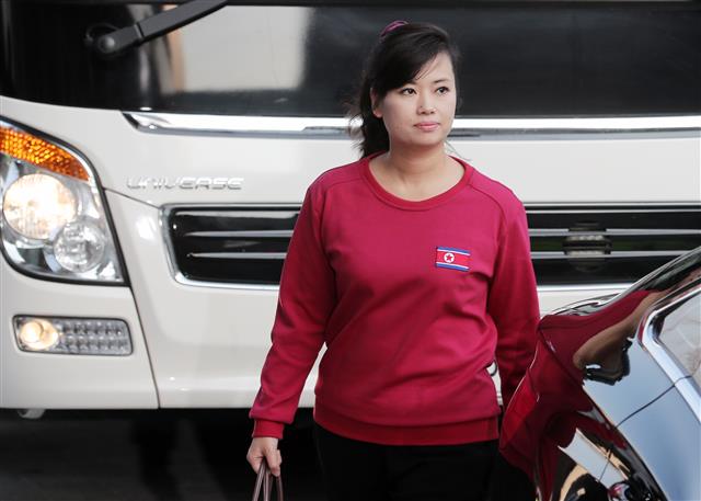 현송월 북한 삼지연관현악단 단장이 예술단 첫 공연을 앞두고 8일 오후 강원 강릉시 교동 강릉아트센터로 들어서고 있다.  뉴스1