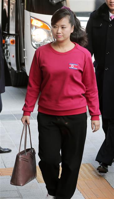 현송월 북한 삼지연관현악단 단장이 예술단 첫 공연을 앞두고 8일 오후 강원 강릉시 교동 강릉아트센터로 들어서고 있다.  뉴스1