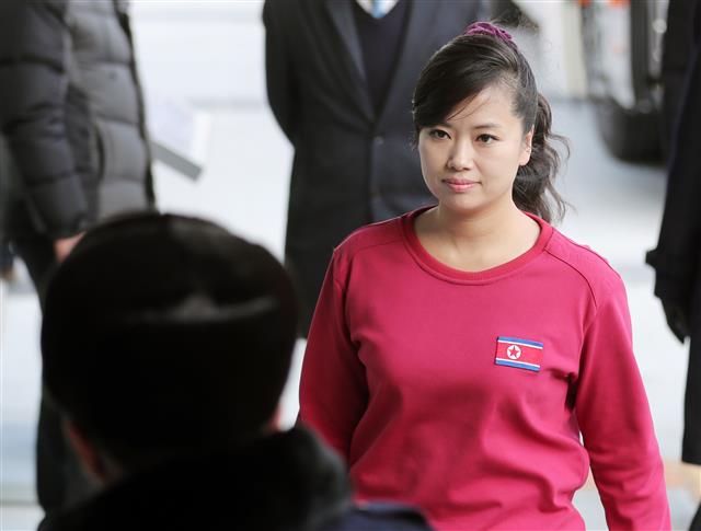 현송월 북한 삼지연관현악단 단장이 예술단 첫 공연을 앞두고 8일 오후 강원 강릉시 교동 강릉아트센터로 들어서고 있다.  뉴스1