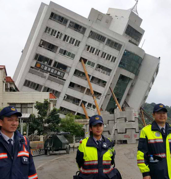 대만 동부 화롄(花蓮)을 강타한 지진으로 기울어진 주상복합 건물 윈먼추이디(雲門翠堤) 빌딩에서 실종자 수색 작업이 진행 중이다. 건물 기울기가 갈수록 심해지는데다 여진까지 계속 이어지면서 수색구조 작업이 어려워지고 있다.  연합뉴스