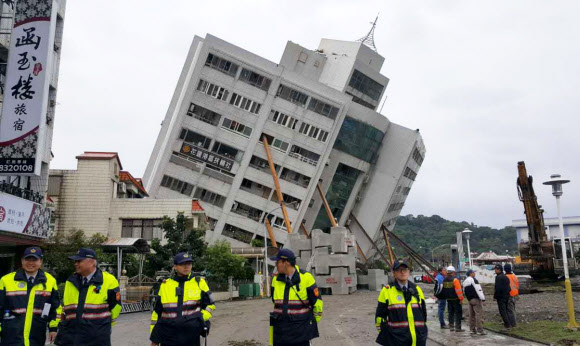 대만 동부 화롄(花蓮)을 강타한 지진으로 기울어진 주상복합 건물 윈먼추이디(雲門翠堤) 빌딩에서 실종자 수색 작업이 진행 중이다. 건물 기울기가 갈수록 심해지는 데다 여진까지 계속 이어지면서 수색구조 작업이 어려워지고 있다.  연합뉴스