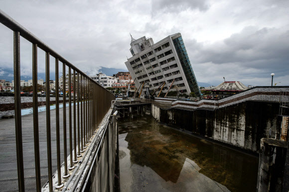 대만 동부 화롄을 강타한 지진으로 인해 빌딩이 기울어져 있다. AFP 연합뉴스