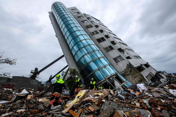 8일(현지시간) 대만 동부 화롄을 강타한 지진으로 기울어진 빌딩에서 구조대가 실종자 수색작업을 하고 있다. AFP 연합뉴스