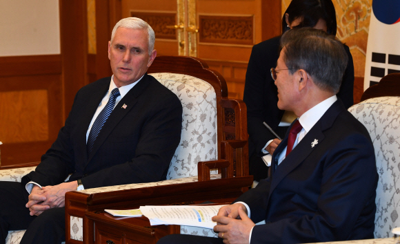 문재인 대통령이 8일 청와대에서 미국 대표단을 이끌고 방한한 마이크 펜스(왼쪽) 미 부통령을 만나 환담하고 있다. 안주영 기자 jya@seoul.co.kr