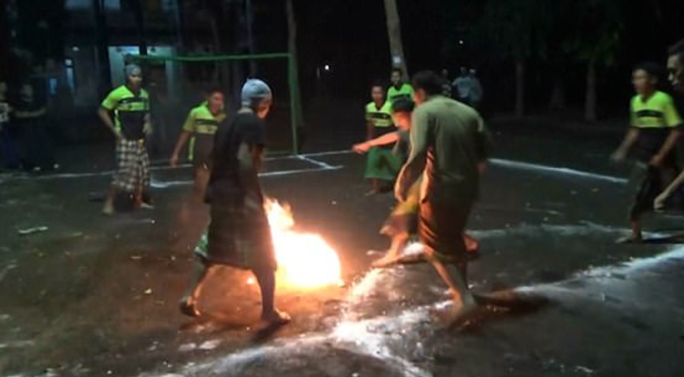 등유에 흠뻑 젖은 코코넛에 불을 붙여 축구공으로 사용하는 인도네시아 기숙학생 모습(유튜브 영상 캡처)