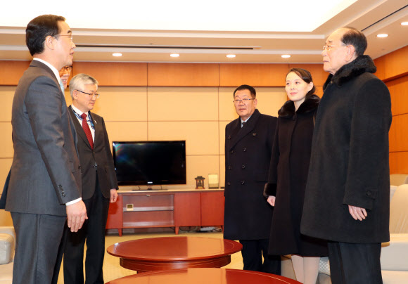 조명균 통일장관, 김영남·김여정·최휘 북 고위급 대표단 영접