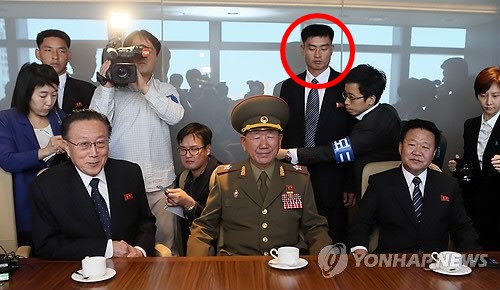 2014년 북한 3인방을 밀착 경호하는 북한 경호원(원안에 있는 인물) 모습. 연합뉴스