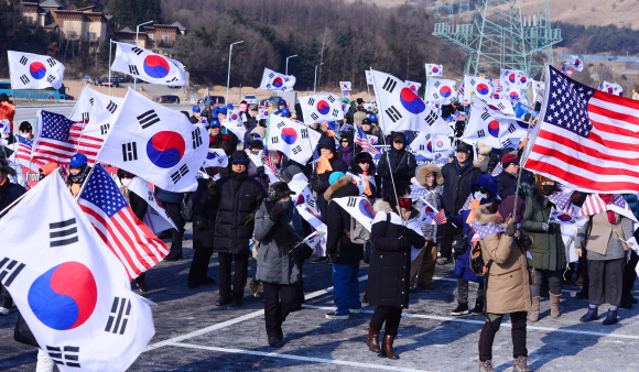 2018 평창 동계올림픽의 개막식이 열릴 예정인 9일 오후 강원도 평창군 대관령면 대관령 환승 주차장에서 남북 공동입장 및 단일팀에 반대하는 단체들이 태극기 집회를 하고 있다. 박지환 기자 popocar@seoul.co.kr