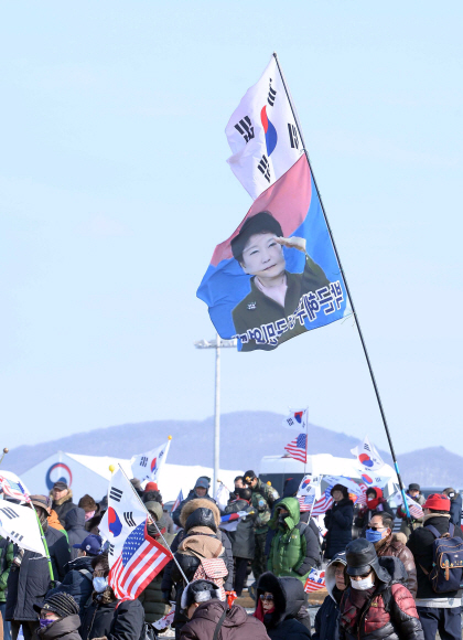 2018 평창 동계올림픽의 개막식이 열릴 예정인 9일 오후 강원도 평창군 대관령면 대관령 환승 주차장에서 남북 공동입장 및 단일팀에 반대하는 단체들이 태극기 집회를 하고 있다. 박지환 기자 popocar@seoul.co.kr