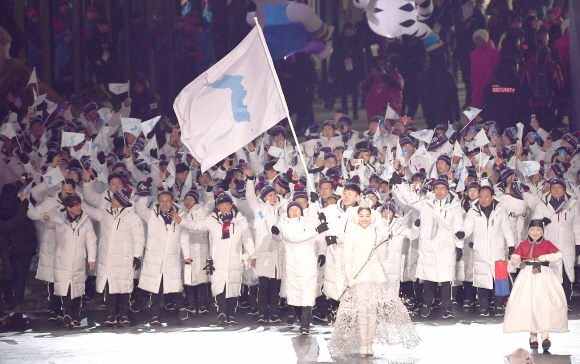 9일 강원도 평창올림픽스타디움에서 열린 개회식에서 남북단일팀이 입장하고 있다. 2018. 02. 09 평창=박지환 기자 popocar@seoul.co.kr