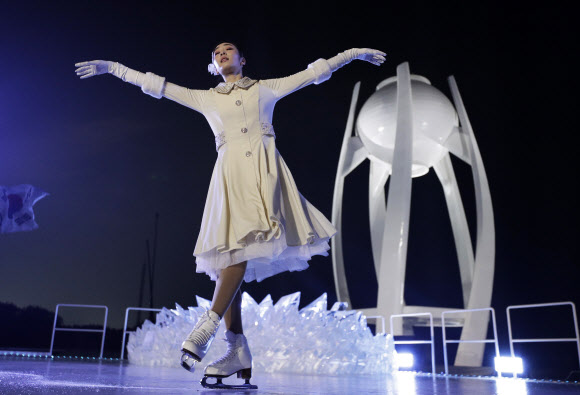 제23회 평창동계올림픽이 9일 막을 올렸다. 사진은 스케이트화를 신은 김연아가 성화 점화 직전 짤막한 쇼를 펼치고 있다.  AP 연합뉴스
