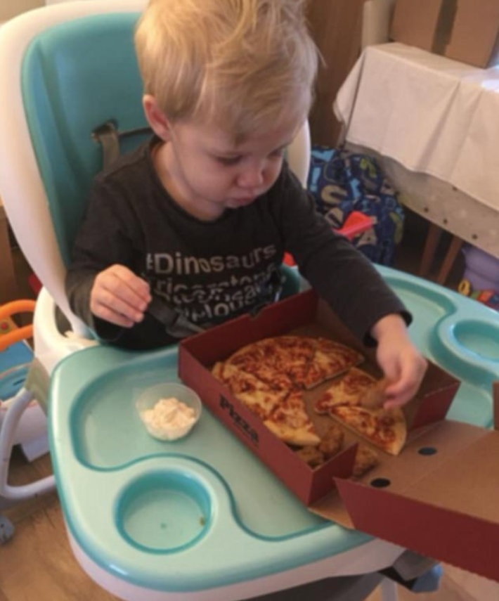 ‘피자 박스’만 보면 그 안의 음식을 편식하지 않고 맛있게 먹는 아기 조지(George)(사진출처:The Motherload/Terri Munro Facebook)