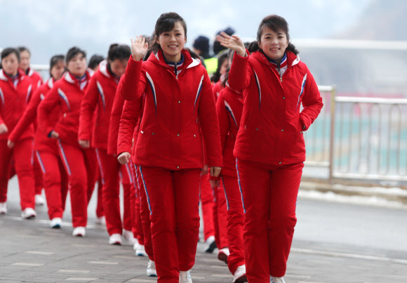 평창동계올림픽 북한 응원단이 10일 오전 숙소인 강원도 인제군 기린면 인제스피디움에서 아침식사를 위해 이동하고 있다. 연합뉴스