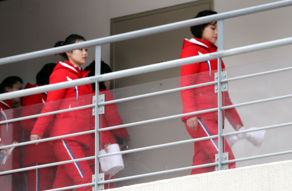 평창동계올림픽 북한 응원단이 10일 오전 숙소인 강원도 인제군 기린면 인제스피디움에서 아침식사를 마치고 손에 흰수건을 든 채 이동하고 있다.  연합뉴스