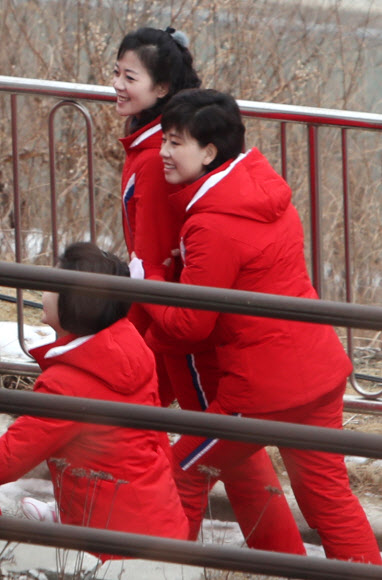 평창동계올림픽 북한 응원단이 10일 오전 숙소인 강원도 인제군 기린면 인제스피디움에서 아침식사를 마치고 이동하고 있다.  연합뉴스