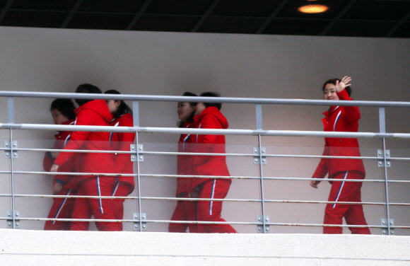 평창동계올림픽 북한 응원단이 10일 오전 숙소인 강원도 인제군 기린면 인제스피디움에서 아침식사를 위해 이동하고 있다.  연합뉴스