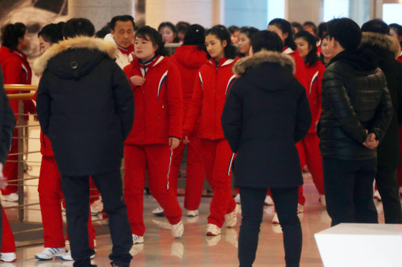 평창동계올림픽 북한 응원단이 10일 오전 숙소인 강원도 인제군 기린면 인제스피디움에서 아침식사를 위해 이동하고 있다.  연합뉴스