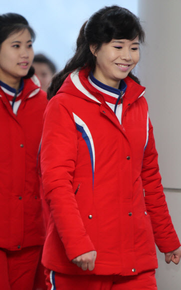 평창동계올림픽 북한 응원단이 10일 오전 숙소인 강원도 인제군 기린면 인제스피디움에서 아침식사를 위해 이동하고 있다.  연합뉴스