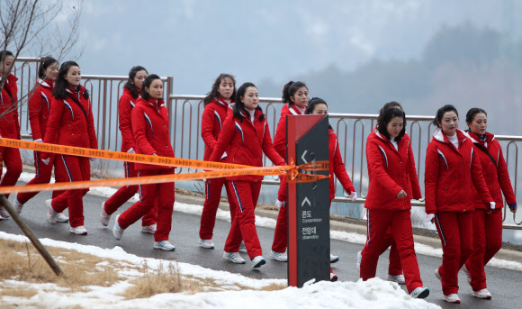 평창동계올림픽 북한 응원단이 10일 오전 숙소인 강원도 인제군 기린면 인제스피디움에서 아침식사를 위해 이동하고 있다.  연합뉴스