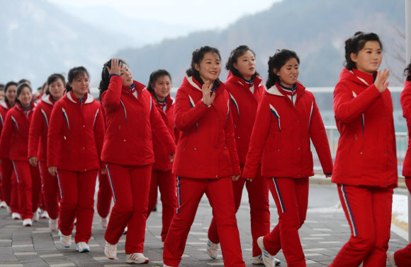 평창동계올림픽 북한 응원단이 10일 오전 숙소인 강원도 인제군 기린면 인제스피디움에서 아침식사를 위해 이동하고 있다.  연합뉴스