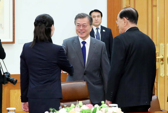 문재인 대통령이 10일 오전 청와대에서 김정은 북한 노동당 위원장의 여동생 김여정 노동당 중앙위 제1부부장과 접견에 앞서 인사를 나누고 있다.  연합뉴스