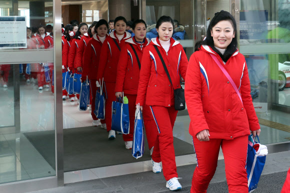 평창동계올림픽 북한 응원단이 10일 숙소인 강원도 인제군 인제스피디움 콘도를 나서고 있다. 지난 7일 방남한 북한 응원단은 이날부터 본격적인 응원전을 펼친다.  연합뉴스