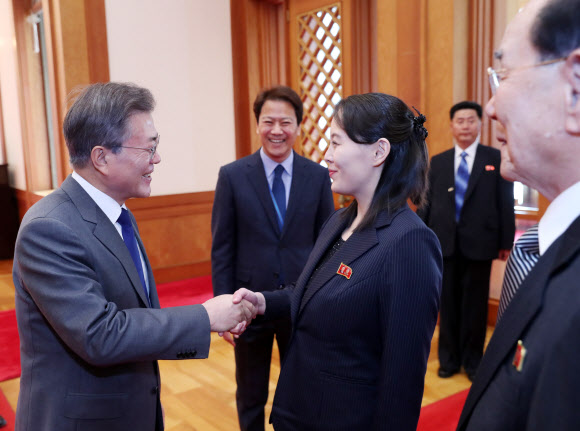 [올림픽] 문 대통령, 북한 김여정과 악수
