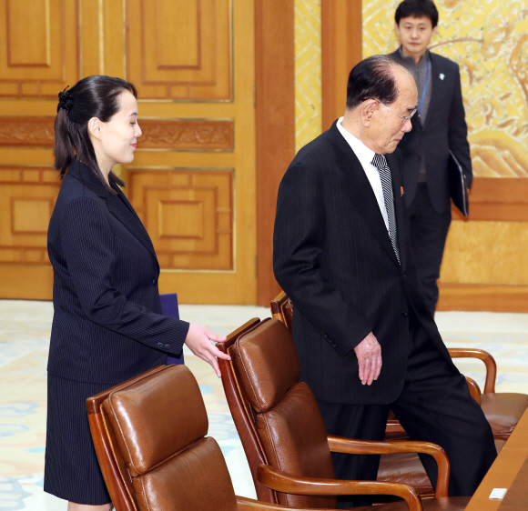 김정은 북한 노동당 위원장의 여동생 김여정 노동당 중앙위 제1부부장(왼쪽)이 10일 오전 청와대에서 문재인 대통령 접견에 앞서 입장하며 김영남 최고인민회의 상임위원장의 의자를 잡아주고 있다.  청와대사진기자단