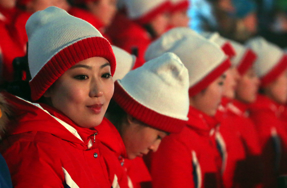 9일 강원도 평창 올림픽스타디움에서 열린 개막식에 참석한 북한 응원단이 응원을 하고 있다. 2018.2.10 박지환기자 popocar@seoul.co.kr