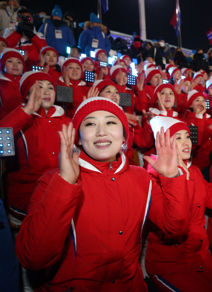 9일 강원도 평창 올림픽스타디움에서 열린 개막식에 참석한 북한 응원단이 응원을 하고 있다. 2018.2.10 박지환기자 popocar@seoul.co.kr