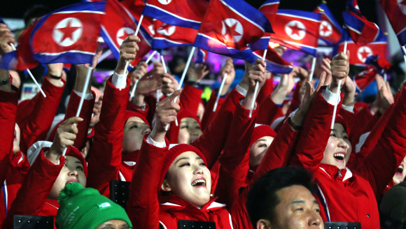 9일 강원도 평창 올림픽스타디움에서 열린 개막식에 참석한 북한 응원단이 응원을 하고 있다. 2018.2.10 박지환기자 popocar@seoul.co.kr