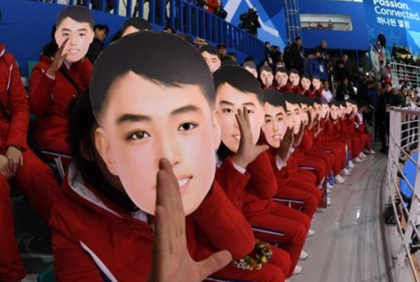 김일성 가면을 쓴 북한 응원단