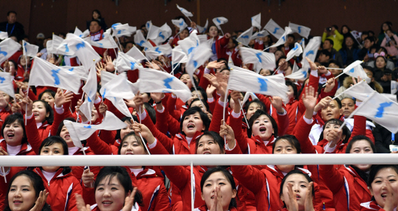 10일 오후 강릉아이스아레나를 찾은 북한응원단이 한국 남자쇼트트랙 선수들을 응원하고 있다.  강릉 박지환 기자 popocar@seoul.co.kr