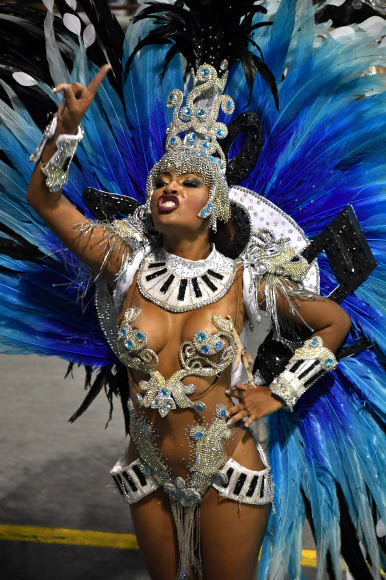 10일(현지시간) 브라질 상파울루의 삼보드로메에서 열린 카니발에 참가한 삼바스쿨 멤버들이 퍼레이드를 펼치고 있다. AFP 연합뉴스