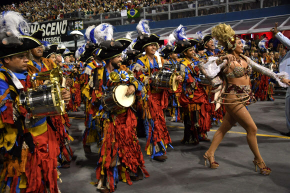 10일(현지시간) 브라질 상파울루의 삼보드로메에서 열린 카니발에 참가한 삼바스쿨 멤버들이 퍼레이드를 펼치고 있다. AFP 연합뉴스