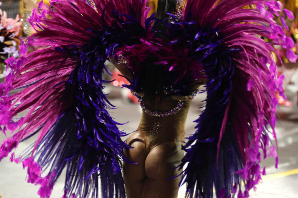 10일(현지시간) 브라질 상파울루의 삼보드로메에서 열린 카니발에 참가한 삼바스쿨 멤버들이 퍼레이드를 펼치고 있다. EPA 연합뉴스