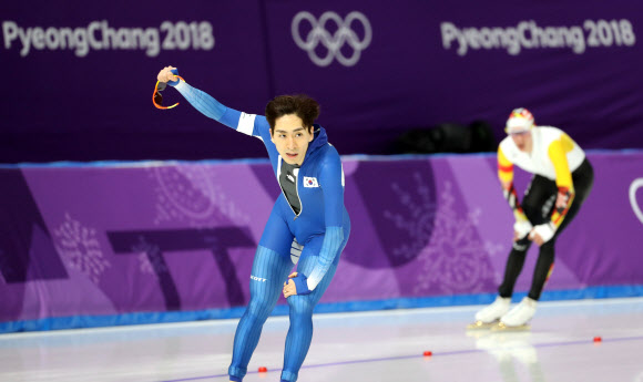 이승훈이 11일 평창동계올림픽 스피드스케이팅 남자 5000m에 출전, 2문14초15의 기록으로 잠정 1위를 확정한 뒤 손을 치켜들고 있다.연합뉴스
