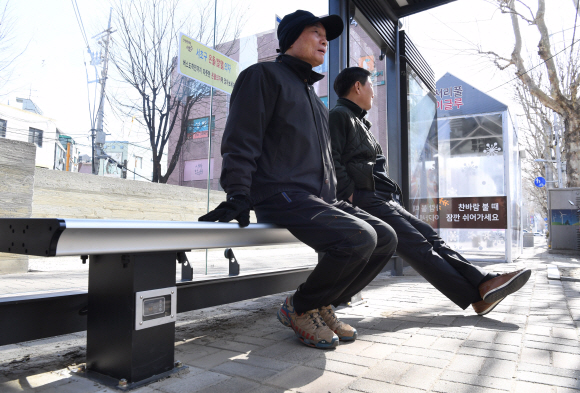 따뜻하게 기다리세요…서울 서초구 버스정류장 ‘온돌 의자’