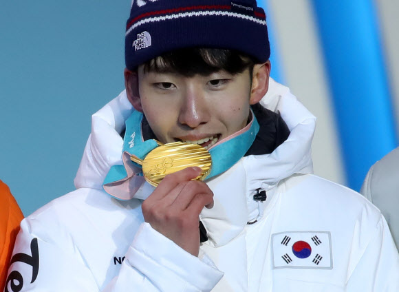 평창동계올림픽 쇼트트랙 남자 1500m에서 한국에 첫 금메달을 안긴 임효준이 지난 11일 시상식에서 금메달을 깨물고 있다. 연합뉴스