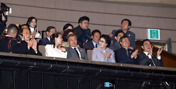 문재인 대통령과 김정숙 여사가 11일 오후 서울 중구 국립극장 해오름극장에서 열린 북한 삼지연 관현악단의 공연을 관람하고 있다. 청와대사진기자단