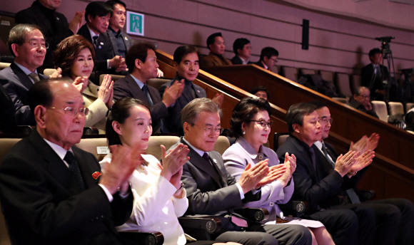 문재인 대통령과 김정숙 여사가 11일 오후 서울 중구 국립극장 해오름극장에서 열린 북한 삼지연 관현악단의 공연을 관람하고 있다. 청와대사진기자단