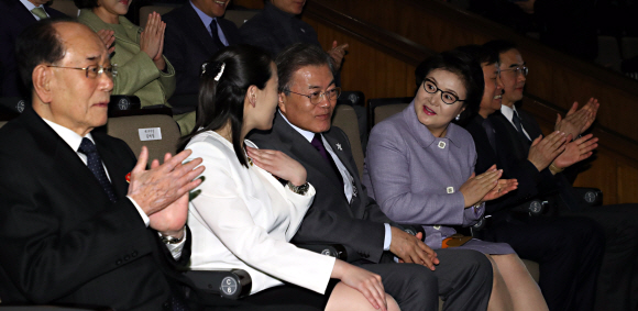 문재인 대통령과 김정숙 여사가 참석한 가운데 11일 오후 서울 중구 국립극장 해오름극장에서 열린 북한 삼지연 관현악단의 공연이 열리고 있다. 이날 행사에는 김영남 최고인민회의 상임위원장, 김여정 노동당 선전선동부 제1부부장 등 도 함께 참석했다. 청와대사진기자단